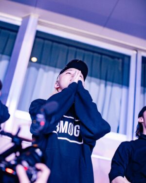 SKY-HI Instagram - Novel Core 22歳最後の日に、初の武道館ライブ。

3年前に約束した夢の日が、今日だった。

夢っていうのは大きければ大きいほど周りからも本気だと思ってもらいづらく、嘲笑されることも多い。表でも裏でもされるよね。

でも自分の夢を本気で信じる事が、本気で近づくためのアクション…本気の努力に繋がるし、

一つずつそれを、正しい方向の努力を正しいメソッドで成していけば、いつのまにかなりたい自分になっているもんで。
気付いたら追いかけてた夢が現実になって、それすら追い越している。

…言葉にすると簡単だけど、それがどれだけしんどくて苦しくて孤独な事か、俺はよーく、よおおおおく知ってる。

今日のCoreの姿の一瞬一瞬に、その裏側にある日々がありありと見えて、

そして俺達が過ごしてきたこの3年間が蘇ってきて、

感慨の極みに至った思いは、「本気で生きる事がいかに美しいか」。

あの日初めて会った、傷つく事に慣れた10代の少年は、どこか昔の自分の様に感じていた。

いつの間にか彼の全てが僕にとって圧倒的自分事で、唯一無二の存在になっていて…

そして今日！あの日の少年に、僕のこれまでの人生全てを肯定してもらった気すらしている。

Core、生きててくれてありがとう。俺と出会ってくれてありがとう。

まだまだやるべき事がたくさんあるからね！いっぱい夢を見て行こう！

一つの夢が完結して、もっっと大きな夢が始まった、

そんな素敵な日でした。

お前の夢は俺の夢！行けるとこまでかっ飛ばそうぜ！

P.S.
俺の写真は撮らないでいいから…笑
Novel Core "HERO"彼の誕生日の1/18リリースです🔥

#NovelCore_HERO