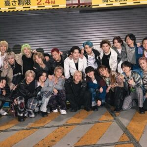 SKY-HI Instagram - 新年が明けて早々、日本を襲った痛ましいニュースの数々に対して思う事があまりにも多く、発信するにあたって逡巡を繰り返してしまっておりました。

まずはこの度被害にあわれた皆さまに、謹んでお見舞い申し上げます。そして一日も早く被災地の復旧・復興が進みますよう、心よりお祈り申し上げます。

被災地に対しても周囲に対しても、少しでも我々が出来る事を今後も行なっていく所存です。

そして、同時に我々は本懐である音楽、それに伴うエンターテイメントビジネスを全うする事、そのスピードを落とさずにいる事を今後も大切に致します。

独立起業し三年、BMSGにとって今年は（今年も、ですが）本当に大きな一年になりますので、
"才能を殺さないために"を変わらず掲げ、
アーティストが心身共に健やかに、良い音楽を、MVを、ライブを、良く届ける為に魂を捧げて参ります。

Aile The Shotaが、これはもう売れざるを得ないだろうという作品を作ってくれました。リリースが本当に楽しみです。
REIKOは、デビューから間もないですが、もうアジア諸国からのオファーとアプローチが始まっています。
edhiii boiは"おともだち"がTikTokチャートで現在5週連続1位。完全に時代の寵児です。
BE:FIRSTのドームも、もう完成間近です。多くは語りませんが楽しみにしていてください。
MAZZELの待望のニュースも今月中に出せます。今年は立て続けに彼等の活躍がお見せできそうです。
トレーニーが、今年一回目の成果発表会で、とんでもないパフォーマンスを見せてくれました。2024年の初泣きは彼らに捧げました。
ちゃんみなプロデュースで行い、日本テレビさんで放映されるガールズグループオーディション"No No Girls"は応募締め切りが今月いっぱい。毎日とんでもない才能が応募してくれています。

そして今月は、第一弾アーティストのNovel Coreが22歳の若さで日本武道館に立ちます。

自分も、既に年が明けてから自作とプロデュースワーク合わせて4曲が完成しましたし、それらが様々な形で世の中に出るタイミングも決まっております。

起業時に抱いた野望も確信も、加速こそすれど、衰える兆しがございません。

何卒今年もよろしくお願い致します。