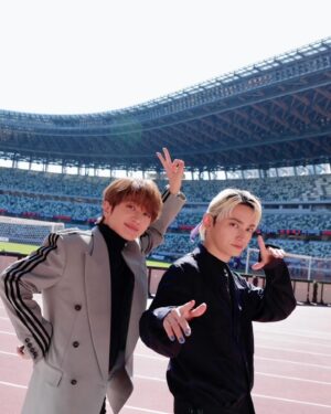 SKY-HI Instagram - NissyとFC東京 x 鹿島アントラーズにお邪魔しました。
ブルーロックコラボの諸々で諸々してきましたがとても楽しかったです！半年で3回国立に行った俺マジしあわせ。

サッカー少年のみつひろくんも喜んでます。

#FCTOKYO
#ブルーロック
#Nissy