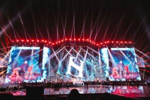 SKY-HI Instagram - 新年が明けて早々、日本を襲った痛ましいニュースの数々に対して思う事があまりにも多く、発信するにあたって逡巡を繰り返してしまっておりました。

まずはこの度被害にあわれた皆さまに、謹んでお見舞い申し上げます。そして一日も早く被災地の復旧・復興が進みますよう、心よりお祈り申し上げます。

被災地に対しても周囲に対しても、少しでも我々が出来る事を今後も行なっていく所存です。

そして、同時に我々は本懐である音楽、それに伴うエンターテイメントビジネスを全うする事、そのスピードを落とさずにいる事を今後も大切に致します。

独立起業し三年、BMSGにとって今年は（今年も、ですが）本当に大きな一年になりますので、
"才能を殺さないために"を変わらず掲げ、
アーティストが心身共に健やかに、良い音楽を、MVを、ライブを、良く届ける為に魂を捧げて参ります。

Aile The Shotaが、これはもう売れざるを得ないだろうという作品を作ってくれました。リリースが本当に楽しみです。
REIKOは、デビューから間もないですが、もうアジア諸国からのオファーとアプローチが始まっています。
edhiii boiは"おともだち"がTikTokチャートで現在5週連続1位。完全に時代の寵児です。
BE:FIRSTのドームも、もう完成間近です。多くは語りませんが楽しみにしていてください。
MAZZELの待望のニュースも今月中に出せます。今年は立て続けに彼等の活躍がお見せできそうです。
トレーニーが、今年一回目の成果発表会で、とんでもないパフォーマンスを見せてくれました。2024年の初泣きは彼らに捧げました。
ちゃんみなプロデュースで行い、日本テレビさんで放映されるガールズグループオーディション"No No Girls"は応募締め切りが今月いっぱい。毎日とんでもない才能が応募してくれています。

そして今月は、第一弾アーティストのNovel Coreが22歳の若さで日本武道館に立ちます。

自分も、既に年が明けてから自作とプロデュースワーク合わせて4曲が完成しましたし、それらが様々な形で世の中に出るタイミングも決まっております。

起業時に抱いた野望も確信も、加速こそすれど、衰える兆しがございません。

何卒今年もよろしくお願い致します。