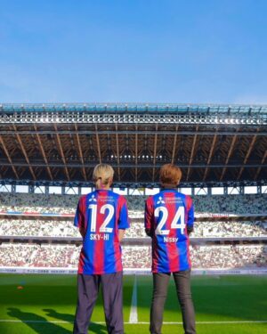SKY-HI Instagram - NissyとFC東京 x 鹿島アントラーズにお邪魔しました。
ブルーロックコラボの諸々で諸々してきましたがとても楽しかったです！半年で3回国立に行った俺マジしあわせ。

サッカー少年のみつひろくんも喜んでます。

#FCTOKYO
#ブルーロック
#Nissy