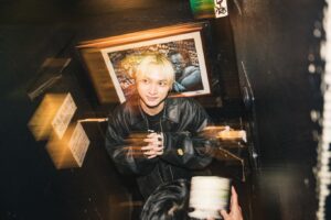 SKY-HI Instagram - ついに完結しました！

地方のライブハウスを回る企画、Round A Ground、遂に100公演。泣けるな。

最後は、ずっと決めてたんだけど、人生で初めてSKY-HIとしてラップをした渋谷Familyで、当時と同じくお客さん5人でのライブ。

すぐにアーカイブも上がると思うんで、ファンクラブ FLYERSで是非見てください。
Youtubeでもちょこっとあがるよ！

ここはもちろんの photo by @satoshihata87 

#RAG100
#RAGツアー
#SKYHI