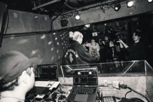 SKY-HI Instagram - ついに完結しました！

地方のライブハウスを回る企画、Round A Ground、遂に100公演。泣けるな。

最後は、ずっと決めてたんだけど、人生で初めてSKY-HIとしてラップをした渋谷Familyで、当時と同じくお客さん5人でのライブ。

すぐにアーカイブも上がると思うんで、ファンクラブ FLYERSで是非見てください。
Youtubeでもちょこっとあがるよ！

ここはもちろんの photo by @satoshihata87 

#RAG100
#RAGツアー
#SKYHI