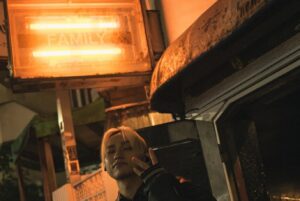 SKY-HI Instagram - ついに完結しました！

地方のライブハウスを回る企画、Round A Ground、遂に100公演。泣けるな。

最後は、ずっと決めてたんだけど、人生で初めてSKY-HIとしてラップをした渋谷Familyで、当時と同じくお客さん5人でのライブ。

すぐにアーカイブも上がると思うんで、ファンクラブ FLYERSで是非見てください。
Youtubeでもちょこっとあがるよ！

ここはもちろんの photo by @satoshihata87 

#RAG100
#RAGツアー
#SKYHI