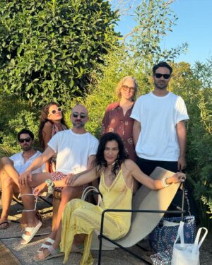 Saadet Işıl Aksoy Instagram - New second home.. ❤️🏠👫🏻👩🏼‍🤝‍👩🏻👬🏻💖 Son dakika yapılan planlara.. 🥂 #athens #summer24