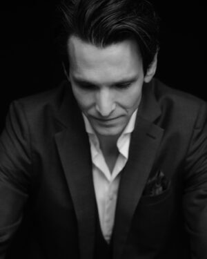 Sabin Tambrea Instagram - Etwas verspätet, aber nicht minder von Herzen: habt ein wundervolles, erfülltes und gesundes neues Jahr! Xs

Schön, dass es endlich geklappt hat, Danke für die Geduld 🙏 📷 (c) 
@men_by_petermuellerphotography / @peterulimax
