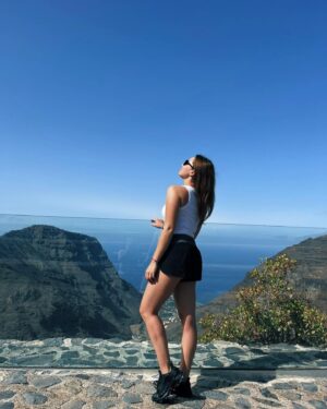 Sabina Rojková Instagram - Mějte krásné léto!🌞 Posílám pozdrav z mystického místa s pozůstatky třetihor ⛰️🌋🌴🌊