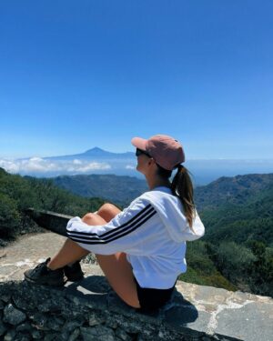 Sabina Rojková Instagram - Mějte krásné léto!🌞 Posílám pozdrav z mystického místa s pozůstatky třetihor ⛰️🌋🌴🌊