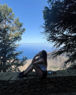 Sabina Rojková Instagram - Mějte krásné léto!🌞 Posílám pozdrav z mystického místa s pozůstatky třetihor ⛰️🌋🌴🌊