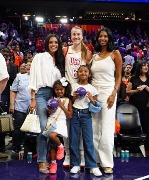 Sabrina Ionescu Instagram - All Star weekend was a special one 🙏🏼
⭐️⭐️⭐️
Next up ➡️ London