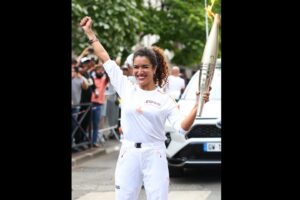 Sabrina Ouazani Instagram - J’étais déjà fière de savoir que j’allais porter la flamme olympique mais je ne savais pas que l’émotion allait tant me gagner en parcourant ma ville , mon chez moi , ces 200 mètres que j’ai fait en long en large et en travers dans mon enfance et mon adolescence ! 
Et puis la Mama … qui était là … alors forcément des larmes de joie . Merci La Courneuve pour cet accueil , mes Courneuviens vous êtes les meilleurs 💘! 
Merci à @paris2024 pour ce moment inoubliable ❤️‍🔥
Quel honneur !