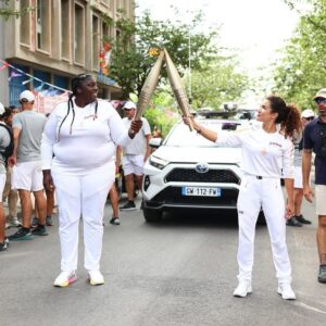 Sabrina Ouazani Instagram - J’étais déjà fière de savoir que j’allais porter la flamme olympique mais je ne savais pas que l’émotion allait tant me gagner en parcourant ma ville , mon chez moi , ces 200 mètres que j’ai fait en long en large et en travers dans mon enfance et mon adolescence ! 
Et puis la Mama … qui était là … alors forcément des larmes de joie . Merci La Courneuve pour cet accueil , mes Courneuviens vous êtes les meilleurs 💘! 
Merci à @paris2024 pour ce moment inoubliable ❤️‍🔥
Quel honneur !