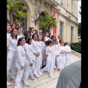 Sabrina Ouazani Instagram - J’étais déjà fière de savoir que j’allais porter la flamme olympique mais je ne savais pas que l’émotion allait tant me gagner en parcourant ma ville , mon chez moi , ces 200 mètres que j’ai fait en long en large et en travers dans mon enfance et mon adolescence ! 
Et puis la Mama … qui était là … alors forcément des larmes de joie . Merci La Courneuve pour cet accueil , mes Courneuviens vous êtes les meilleurs 💘! 
Merci à @paris2024 pour ce moment inoubliable ❤️‍🔥
Quel honneur !