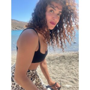 Sabrina Ouazani Instagram - La 🇬🇷 , le ☀️, la mer 🌊, un ⛵️ ,Elle 🤍 et les 🐐 

@daphnepatakia ✨