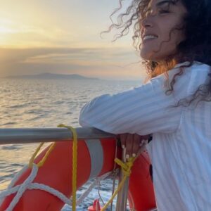 Sabrina Ouazani Instagram - La 🇬🇷 , le ☀️, la mer 🌊, un ⛵️ ,Elle 🤍 et les 🐐 

@daphnepatakia ✨