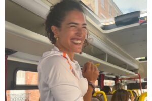 Sabrina Ouazani Instagram - J’étais déjà fière de savoir que j’allais porter la flamme olympique mais je ne savais pas que l’émotion allait tant me gagner en parcourant ma ville , mon chez moi , ces 200 mètres que j’ai fait en long en large et en travers dans mon enfance et mon adolescence ! 
Et puis la Mama … qui était là … alors forcément des larmes de joie . Merci La Courneuve pour cet accueil , mes Courneuviens vous êtes les meilleurs 💘! 
Merci à @paris2024 pour ce moment inoubliable ❤️‍🔥
Quel honneur !