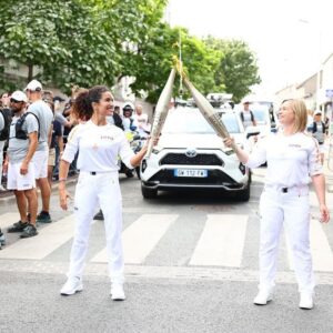 Sabrina Ouazani Instagram - J’étais déjà fière de savoir que j’allais porter la flamme olympique mais je ne savais pas que l’émotion allait tant me gagner en parcourant ma ville , mon chez moi , ces 200 mètres que j’ai fait en long en large et en travers dans mon enfance et mon adolescence ! 
Et puis la Mama … qui était là … alors forcément des larmes de joie . Merci La Courneuve pour cet accueil , mes Courneuviens vous êtes les meilleurs 💘! 
Merci à @paris2024 pour ce moment inoubliable ❤️‍🔥
Quel honneur !