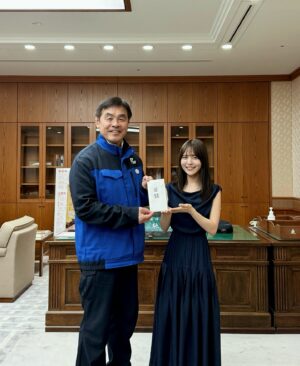 Sachika Nitta Instagram - 本日、令和6年能登半島地震の義援金を納めさせていただきました。

皆さまの大切な温かい想いを預からせていただいていたので、こうして直接馳知事にお渡しができましたこと、ようやくご報告でき、少しホッといたしました。
皆さま、そして私より募った義援金の合計は220万円でした。

ご協力いただいた皆さま、心より感謝申し上げます。

今回の表敬訪問では、石川県観光大使の活動報告も兼ねており、その中で動物保護活動についてもお聞きしました。
なんと、石川県では昨年のペット保健所殺処分は、0件だったそうです！✨

神奈川県、石川県の2県のみのようです。
子供の頃から、ペットショップから産み親のわんちゃんや、里猫の猫ちゃんのみを家族として迎え入れたり、活動をしていた私たちにとって、とても嬉しい情報でした。

この勢いで、より多くのわんちゃん、猫ちゃんが救われますように🐈🐕

最後の写真は、観光特使の両親も一緒にパシャリ、まるで授業参観のようです。笑

私も、引き続き能登の復興、石川県の繁栄、に繋がること、皆さまと石川県を継ぐことに少しでも貢献できるよう、励んでまいります。

一緒に頑張るげんよ❣️

2024.07.05
新田さちか