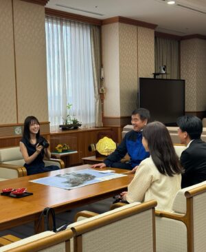 Sachika Nitta Instagram - 本日、令和6年能登半島地震の義援金を納めさせていただきました。

皆さまの大切な温かい想いを預からせていただいていたので、こうして直接馳知事にお渡しができましたこと、ようやくご報告でき、少しホッといたしました。
皆さま、そして私より募った義援金の合計は220万円でした。

ご協力いただいた皆さま、心より感謝申し上げます。

今回の表敬訪問では、石川県観光大使の活動報告も兼ねており、その中で動物保護活動についてもお聞きしました。
なんと、石川県では昨年のペット保健所殺処分は、0件だったそうです！✨

神奈川県、石川県の2県のみのようです。
子供の頃から、ペットショップから産み親のわんちゃんや、里猫の猫ちゃんのみを家族として迎え入れたり、活動をしていた私たちにとって、とても嬉しい情報でした。

この勢いで、より多くのわんちゃん、猫ちゃんが救われますように🐈🐕

最後の写真は、観光特使の両親も一緒にパシャリ、まるで授業参観のようです。笑

私も、引き続き能登の復興、石川県の繁栄、に繋がること、皆さまと石川県を継ぐことに少しでも貢献できるよう、励んでまいります。

一緒に頑張るげんよ❣️

2024.07.05
新田さちか