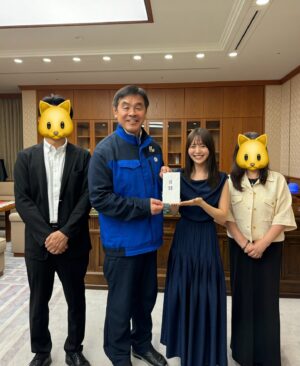 Sachika Nitta Instagram - 本日、令和6年能登半島地震の義援金を納めさせていただきました。

皆さまの大切な温かい想いを預からせていただいていたので、こうして直接馳知事にお渡しができましたこと、ようやくご報告でき、少しホッといたしました。
皆さま、そして私より募った義援金の合計は220万円でした。

ご協力いただいた皆さま、心より感謝申し上げます。

今回の表敬訪問では、石川県観光大使の活動報告も兼ねており、その中で動物保護活動についてもお聞きしました。
なんと、石川県では昨年のペット保健所殺処分は、0件だったそうです！✨

神奈川県、石川県の2県のみのようです。
子供の頃から、ペットショップから産み親のわんちゃんや、里猫の猫ちゃんのみを家族として迎え入れたり、活動をしていた私たちにとって、とても嬉しい情報でした。

この勢いで、より多くのわんちゃん、猫ちゃんが救われますように🐈🐕

最後の写真は、観光特使の両親も一緒にパシャリ、まるで授業参観のようです。笑

私も、引き続き能登の復興、石川県の繁栄、に繋がること、皆さまと石川県を継ぐことに少しでも貢献できるよう、励んでまいります。

一緒に頑張るげんよ❣️

2024.07.05
新田さちか