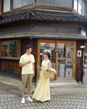 Sachika Nitta Instagram - 実家＆帰省の写真たち👩🏼👧🏼👨🏼‍🦱

1 : イエローコーデで父娘パシャリ
2 : 父、照れるの図
3〜4 : 母のぱぱっとランチ
5〜7 : 珈琲とねっこ
8〜10 : 金沢のまんで美味しいお鮨と、桃
11 : 母に膝を貸せと訴えるかんにゃん(カンタ13才♂)
12 : これすっぴんよ？の母(アイシャドウはしてた)と、父
13 : しぐさで親子とバレそうな図

たまにはね、たまには🐈🐈‍⬛💗