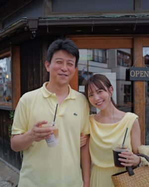 Sachika Nitta Instagram - 実家＆帰省の写真たち👩🏼👧🏼👨🏼‍🦱

1 : イエローコーデで父娘パシャリ
2 : 父、照れるの図
3〜4 : 母のぱぱっとランチ
5〜7 : 珈琲とねっこ
8〜10 : 金沢のまんで美味しいお鮨と、桃
11 : 母に膝を貸せと訴えるかんにゃん(カンタ13才♂)
12 : これすっぴんよ？の母(アイシャドウはしてた)と、父
13 : しぐさで親子とバレそうな図

たまにはね、たまには🐈🐈‍⬛💗