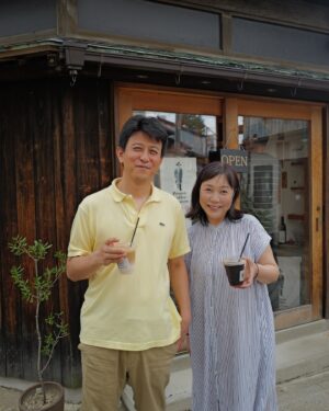 Sachika Nitta Instagram - 実家＆帰省の写真たち👩🏼👧🏼👨🏼‍🦱

1 : イエローコーデで父娘パシャリ
2 : 父、照れるの図
3〜4 : 母のぱぱっとランチ
5〜7 : 珈琲とねっこ
8〜10 : 金沢のまんで美味しいお鮨と、桃
11 : 母に膝を貸せと訴えるかんにゃん(カンタ13才♂)
12 : これすっぴんよ？の母(アイシャドウはしてた)と、父
13 : しぐさで親子とバレそうな図

たまにはね、たまには🐈🐈‍⬛💗