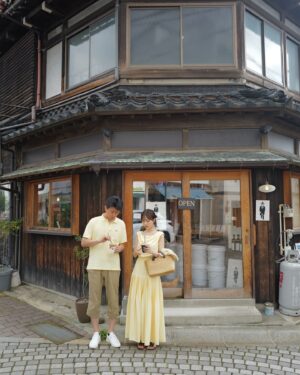 Sachika Nitta Instagram - 実家＆帰省の写真たち👩🏼👧🏼👨🏼‍🦱

1 : イエローコーデで父娘パシャリ
2 : 父、照れるの図
3〜4 : 母のぱぱっとランチ
5〜7 : 珈琲とねっこ
8〜10 : 金沢のまんで美味しいお鮨と、桃
11 : 母に膝を貸せと訴えるかんにゃん(カンタ13才♂)
12 : これすっぴんよ？の母(アイシャドウはしてた)と、父
13 : しぐさで親子とバレそうな図

たまにはね、たまには🐈🐈‍⬛💗