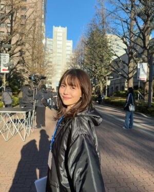 Sachika Nitta Instagram - ドラマの現場がなんと母校でした🏫✨

クリスマス当日やったかなぁ？
寒すぎて身体中カイロ貼って、レインコートは3枚も重ねさせてもらってます笑
またお知らせするねん🫱🏽