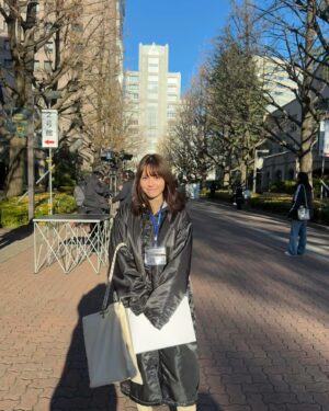 Sachika Nitta Instagram - ドラマの現場がなんと母校でした🏫✨

クリスマス当日やったかなぁ？
寒すぎて身体中カイロ貼って、レインコートは3枚も重ねさせてもらってます笑
またお知らせするねん🫱🏽
