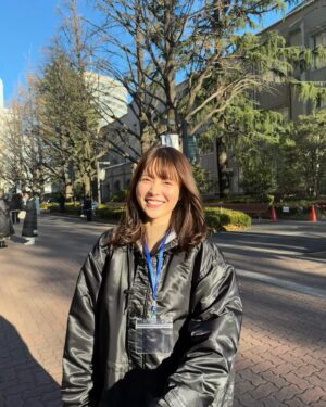 Sachika Nitta Instagram - ドラマの現場がなんと母校でした🏫✨

クリスマス当日やったかなぁ？
寒すぎて身体中カイロ貼って、レインコートは3枚も重ねさせてもらってます笑
またお知らせするねん🫱🏽