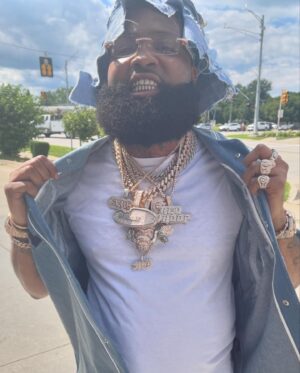 Sada Baby Instagram - Me vs Me, SkubaSada™️ I’m the oldest but my lil brotha The Coldest. 🏕️🦍🏕️ used to have beauty supply earrings n a 500 dollar Jesus piece n now my kit worth bout 620k… yes I added it all up, God Is Good I swear he is 🙏🏽
