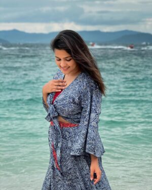Sadia Ayman Instagram - Smell the sea and feel the sky. Let your soul & spirit fly. 🕊️