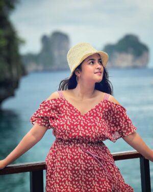 Sadia Ayman Instagram - Meet me where the sky touches the sea. 🌊🧜‍♀️