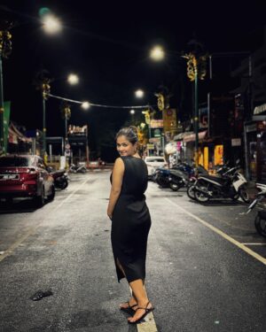 Sadia Ayman Instagram - It was middle of the night, probably 5am in the morning which is starting of a new day and i am walking on a unknown street in Phuket and wondering why life is so beautiful! 🖤✨
