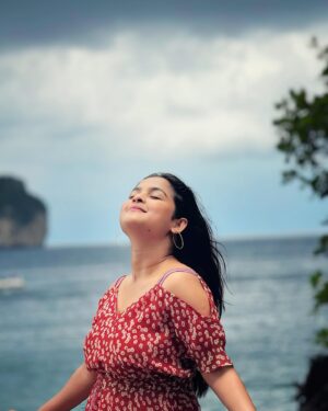 Sadia Ayman Instagram - Meet me where the sky touches the sea. 🌊🧜‍♀️