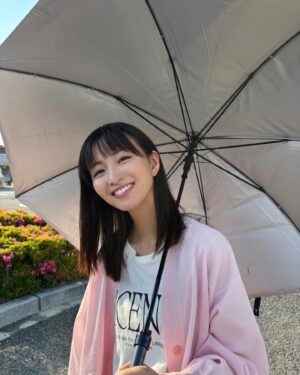 Sae Okazaki Instagram - 今夜22:00〜
「マウンテンドクター」第5話放送です！

夜の山での熊襲撃事件。
小宮山先生初の山の当番で、
事件は起こります。

レスキューヘリを病院で所有する為
医療政策課、純家さんとのやり取りも🔥

MMTに新たな試練です🧑‍⚕️

#マウンテンドクター
#mmt