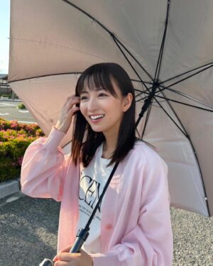 Sae Okazaki Instagram - 今夜22:00〜
「マウンテンドクター」第5話放送です！

夜の山での熊襲撃事件。
小宮山先生初の山の当番で、
事件は起こります。

レスキューヘリを病院で所有する為
医療政策課、純家さんとのやり取りも🔥

MMTに新たな試練です🧑‍⚕️

#マウンテンドクター
#mmt