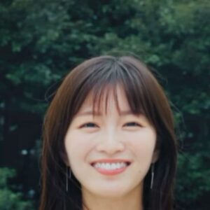 Sae Okazaki Instagram - 近鉄の観光特急「しまかぜ」
PR動画に出演させて頂きました。

大迫力の車窓とリクライニングシート
カフェ車両もあって贅沢で上質な空間が広がるしまかぜ。
移動の時間が豊かになります🚄

旅の始まりから素敵な思い出！！
是非、皆さんもしまかぜに乗って伊勢志摩へ☺️

 #しまかぜ #近鉄 #伊勢志摩 #横山展望台 #志摩観光ホテル #フォトジェニック伊勢志摩