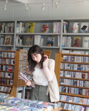 Sae Okazaki Instagram - steady.9月号発売されています🍁

卓球したりレコード屋さん行ったり。
楽しい撮影でした📚

スタッフさんもいつもにこにこ優しくて大好き！
steady.大好き♡

#steady