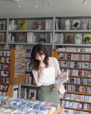 Sae Okazaki Instagram - steady.9月号発売されています🍁

卓球したりレコード屋さん行ったり。
楽しい撮影でした📚

スタッフさんもいつもにこにこ優しくて大好き！
steady.大好き♡

#steady