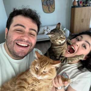 Safa Sarı Instagram - Herkese sevdikleri ile mutlu bayramlar dileriz 😻😻