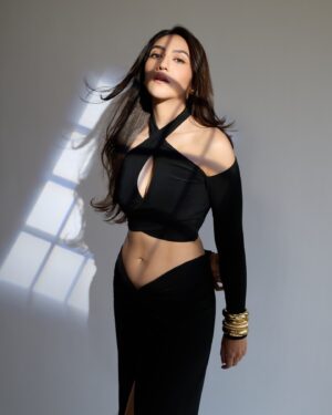 Sahiba Bali Instagram - life threw a curve ball ♟