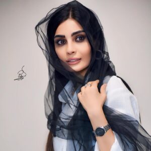 Sahra Asadollahi Instagram - به آدم ها فرصت دهید تا دروغ بگویند،بااینکه حقیت را میدانید،تا قدرت حذف آنها اززندگیتان را بدست آورید.
Stylist:@bynooshin 
Photo:@raaha_hashemiy