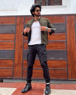 Sai Ronak Instagram - Good thing about monsoons are they bring back jackets!! 😎