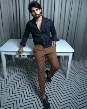 Sai Ronak Instagram - Aftaapaaty 🥂 🖤 
Outfit : @the_blue_suit_ 
P.c : @elitefocusstudios