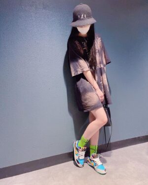 Saiki Atsumi Instagram - ﻿
遂に履いてやりましたっ﻿
﻿
歩いててドキドキしたぁっ﻿
﻿
Ben & Jerrys × Nike SB Dunk Low﻿
"Chunky Dunky"﻿
﻿
💙💚💛🧡❤️💜﻿
﻿
﻿
#ootd﻿
#bandmaid﻿
#saiki
