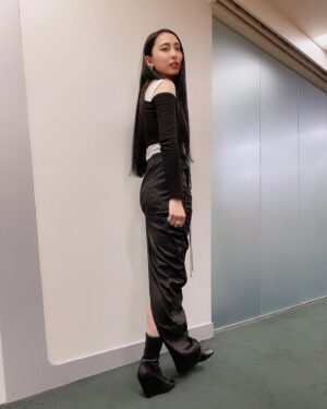 Saiki Atsumi Instagram - ☾
⁡
⁡
3ヶ月くらい前の写真で、今更だけど。可愛いお洋服達を見てもらおう！
スカートとブーツが #rickowens トップスは海外通販だな。確か！
⁡
⁡
#bandmaid
#saiki