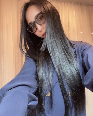 Saiki Atsumi Instagram - ﻿
﻿
髪、艶。﻿
﻿
見下げて、冷たい目攻撃👽﻿
﻿
﻿
#bandmaid﻿
#saiki﻿