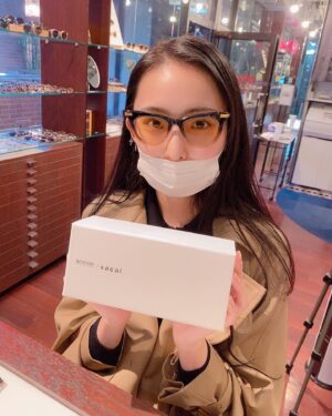 Saiki Atsumi Instagram - ﻿
新しい眼鏡が完成したので迎えに行ってきたよ﻿
﻿
今使ってる眼鏡はレンズがクリアだからこのふたつはカラーレンズにしました﻿
﻿
お世話になったお店のお姉さんに今日も会えて嬉しみだった﻿
一緒にカラー選んでもらったり調整もめっちゃ丁寧にしてもらえて嬉しみです﻿
﻿
﻿
こりゃ、お気にだ。﻿
﻿
(見ていただいた写真達はSNSを更新するためにお姉さんにお願いして写真を撮ってもらったんだけど照れちゃって真顔しか出来なくて結局笑ってしまうという自分の苦手が全面に出た写真達です)﻿
﻿
﻿
#bandmaid﻿
#saiki